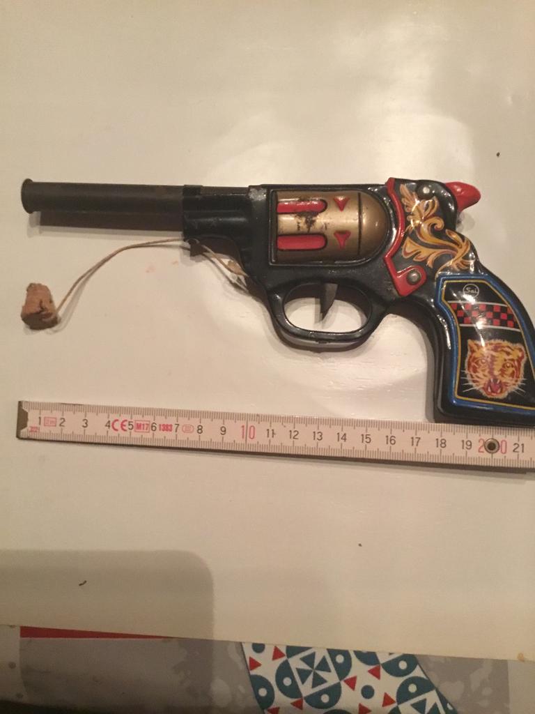 Blikken revolver met kurk, Antiek en Kunst, Ophalen of Verzenden