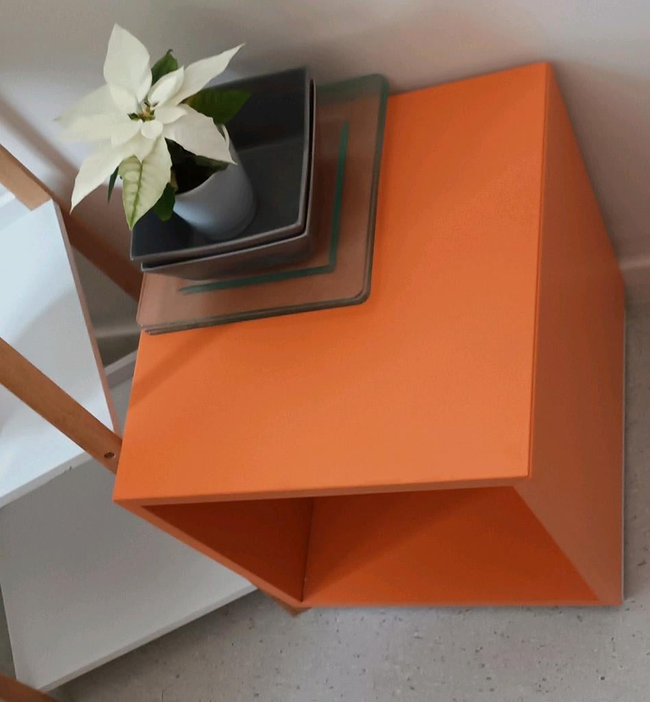 Eket ikéa orange + socle blanc table de nuit rangement, Maison & Meubles, Moins de 55 cm, Moins de 45 cm, Enlèvement, Utilisé