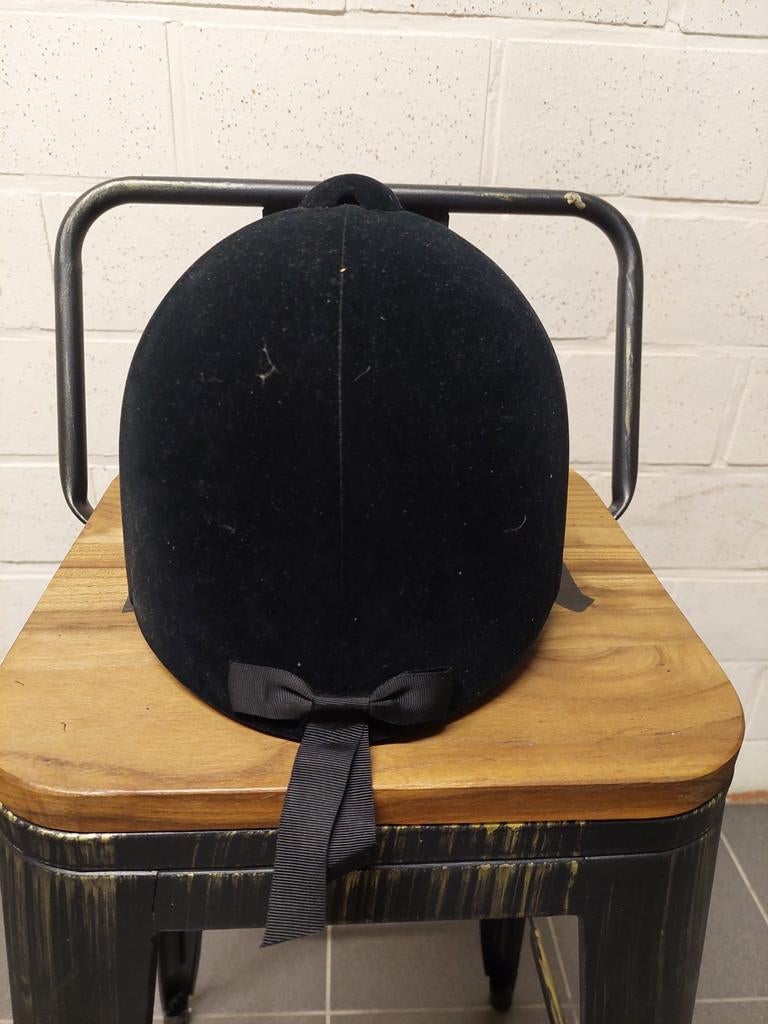 Casque d'équitation, Enlèvement