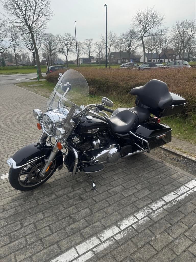 Harley Davidson Road King met topkoffer, Vivid Black, bj2021, Motoren, Motoren | Harley-Davidson, 2 cilinders, 1745 cc, Motorrijbewijs A