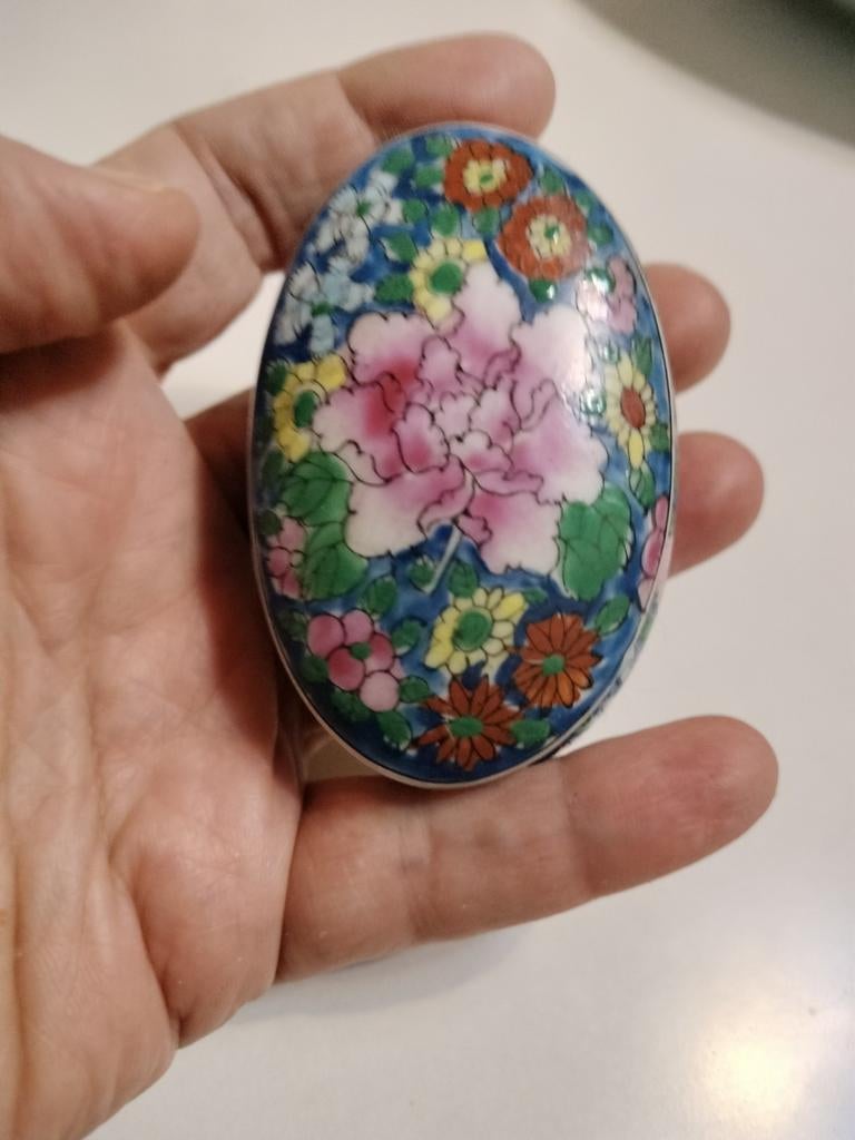 Petite boîte a bijoux ou médicament en porcelaine, Enlèvement