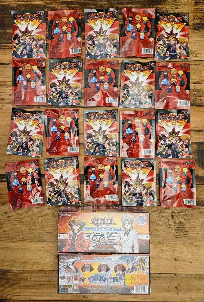 20 sachets de figurines et un jeu yu-gi-oh!