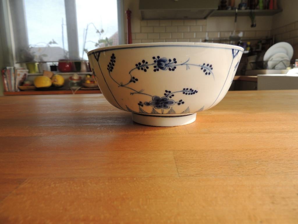 Crèmekleurige kom van Doornik porselein met Saksisch decor, Antiek en Kunst, Antiek | Porselein, Ophalen of Verzenden