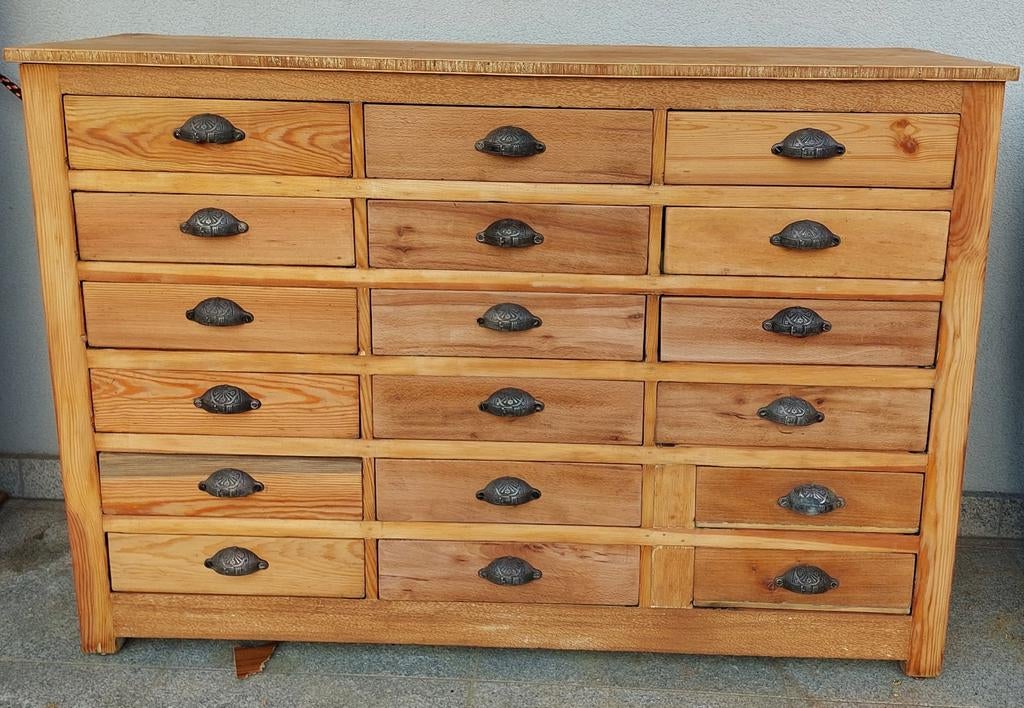 Zeer oude apotheekkast met 18 laden
L 1,14 h78cm
Br40cm, Huis en Inrichting, Ophalen