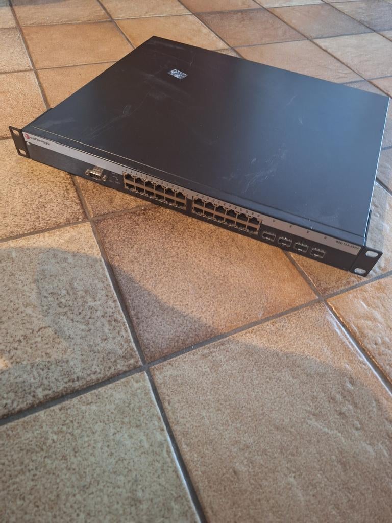 Switch voor serverkast met glasvezel connectie, Computers en Software, Netwerk switches, Ophalen