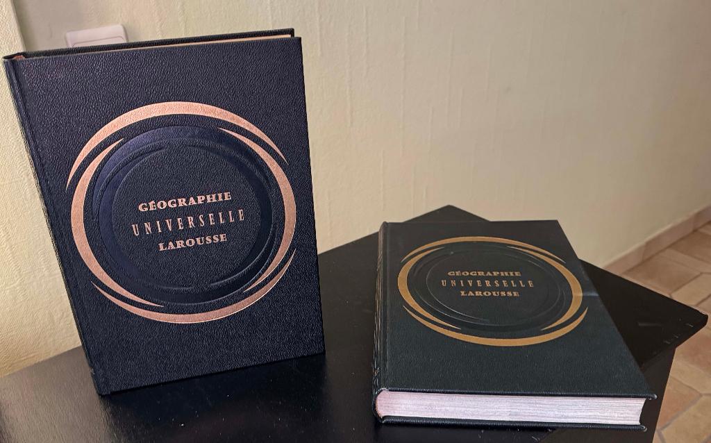 GÉOGRAPHIE UNIVERSELLE LAROUSSE - 2 VOLUMES (1 ET 2), Série complète, Enlèvement ou Envoi, Comme neuf, Autres sujets/thèmes