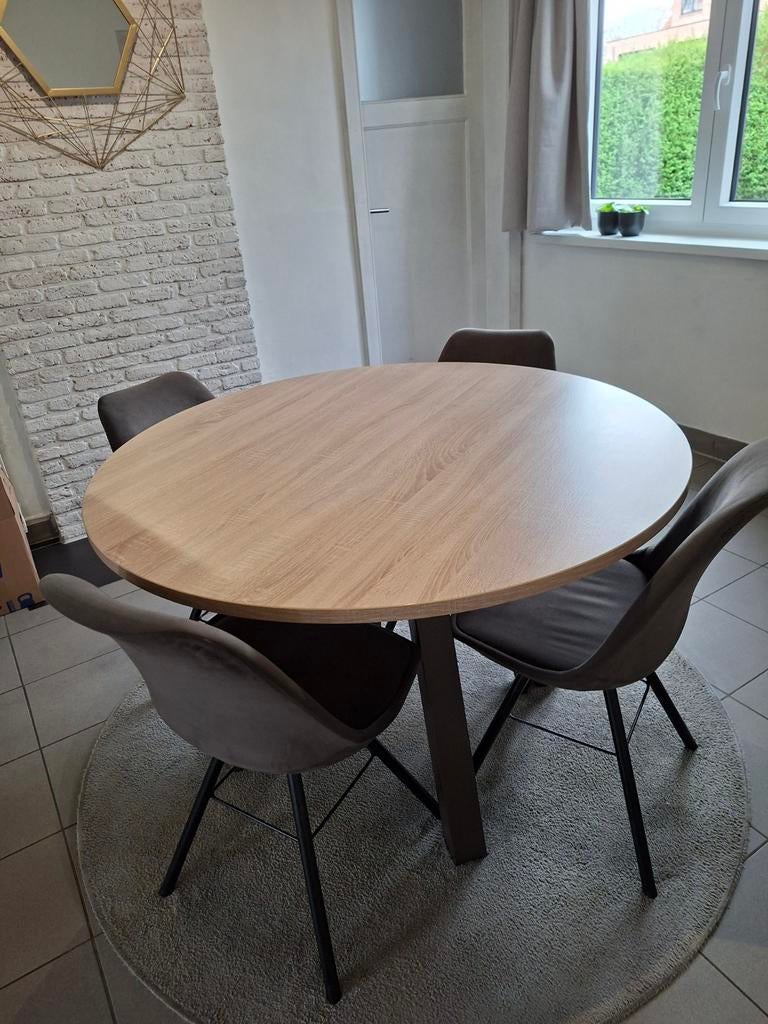 Table ronde avec quatre chaises, Enlèvement