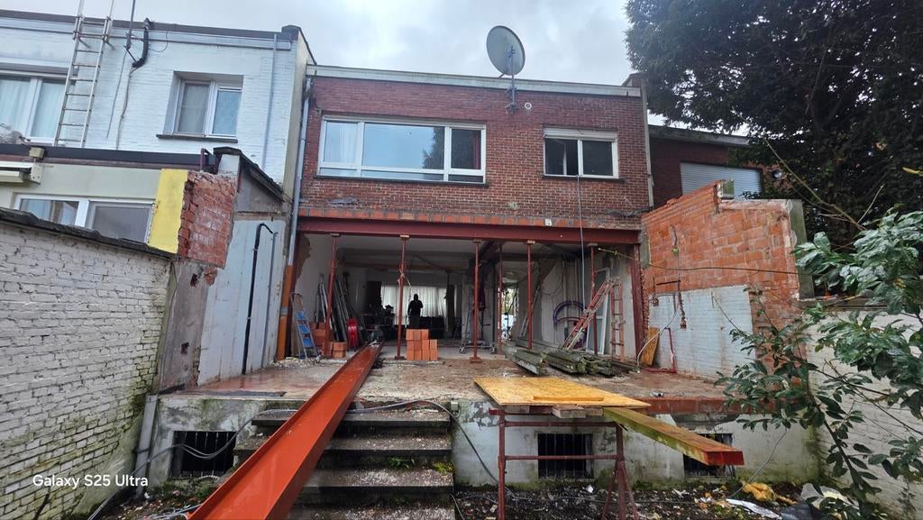 Muur afbreken en draagbalk plaatsen. 0466498753