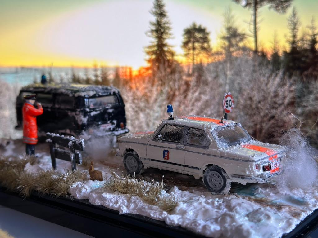Gendarmerie rijkswacht 1/43 Volkswagen T2a + BMW 2002 ti, Hobby & Loisirs créatifs, Voitures miniatures | 1:43, Utilisé, Bus ou Camion