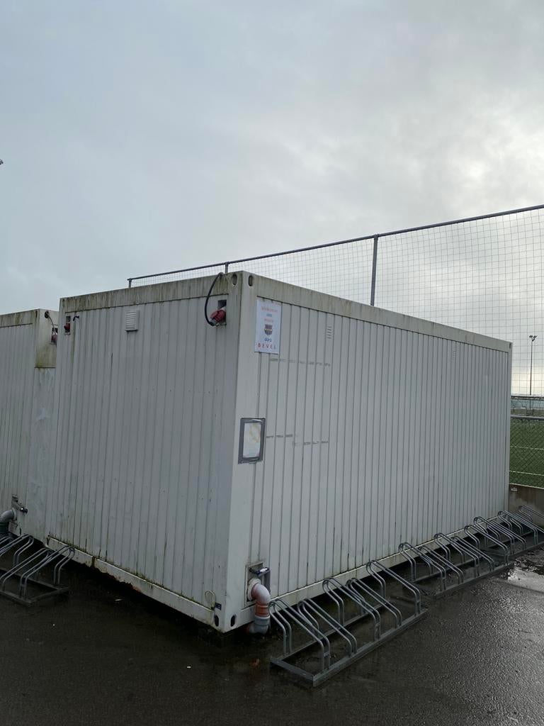Deux vestiaires et cabines de douche meublés, Enlèvement