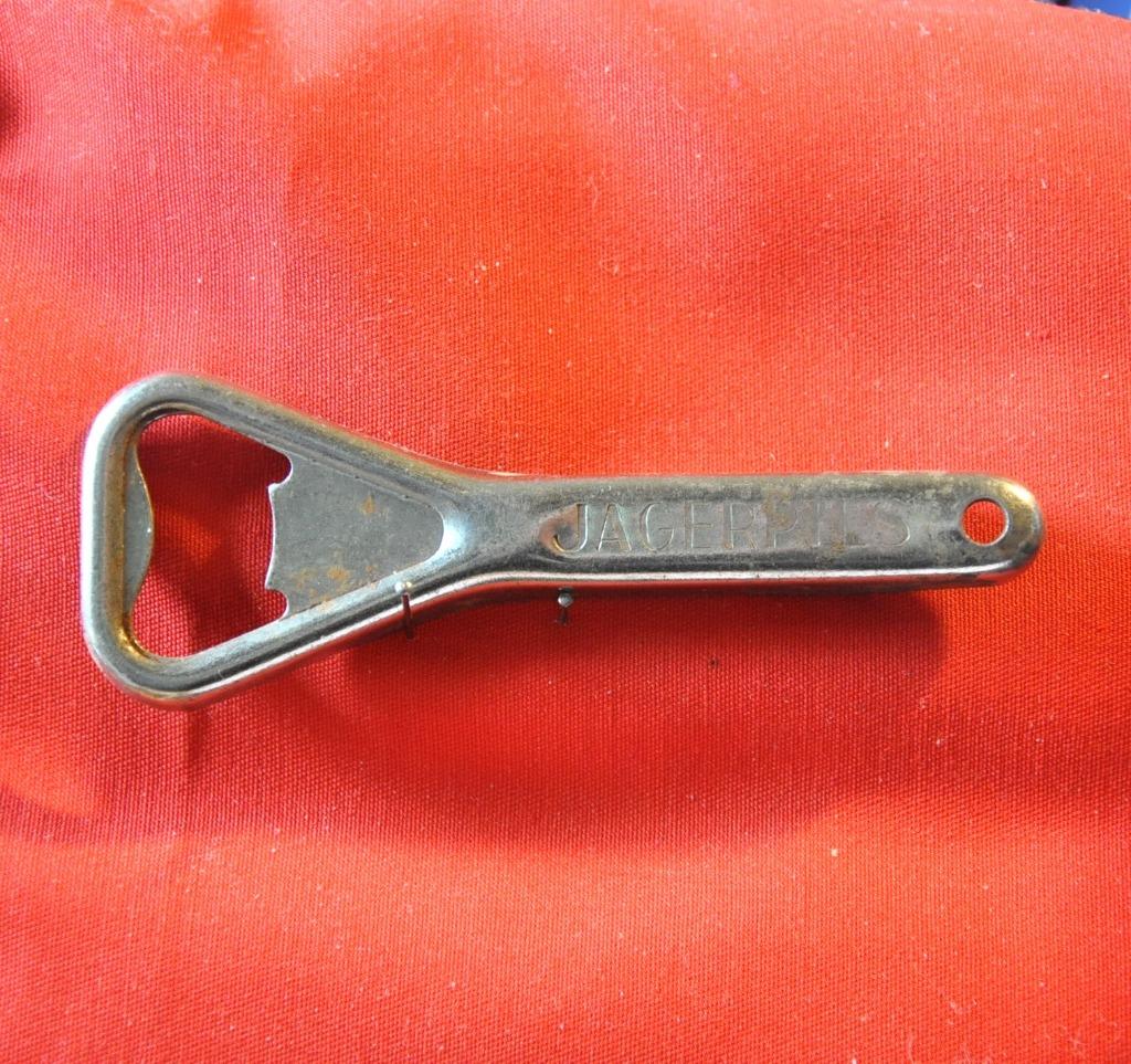 ancien decapsuleur en metal jagerpils (x2091), Enlèvement ou Envoi, Utilisé, Ouvre-bouteille, Autres marques