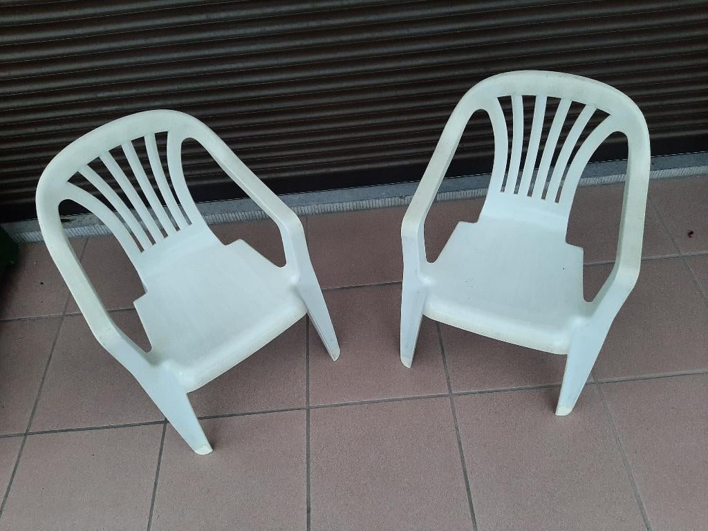 2 witte PVC kinder (tuin-)stoeltjes, Ophalen, Gebruikt