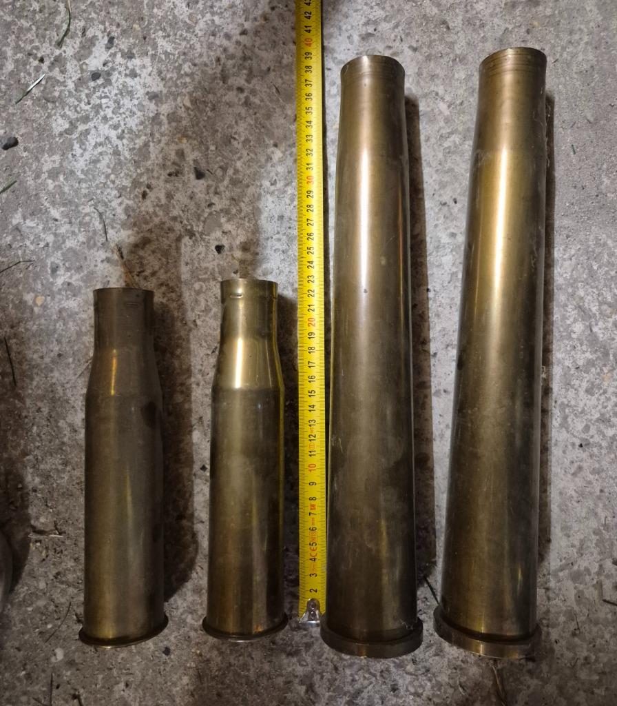 WOII Obussen 2 groot 2 klein - Geel - Putte, Verzamelen, Ophalen of Verzenden, Hulzen of Bodemvondsten