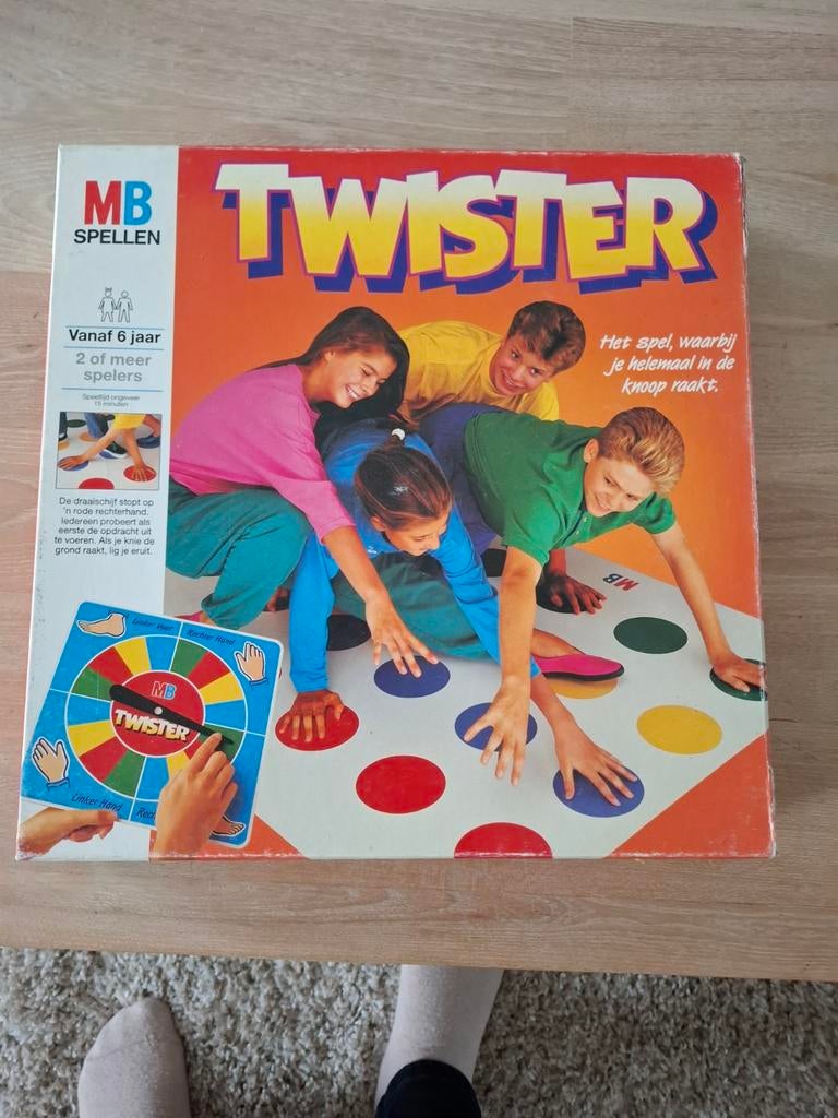 Twister Retro, Drie of vier spelers, Ophalen of Verzenden, Zo goed als nieuw, MB SPELLEN