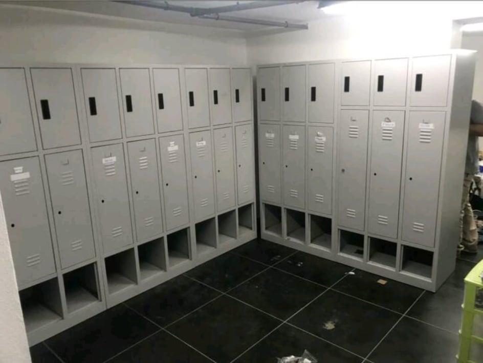 Lot de 10 armoires de 3 portes casiers vestiaires, Enlèvement
