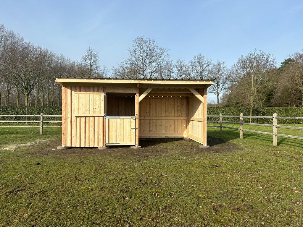 Schuilstal met box 3x6, Weidegang, 2 of 3 paarden of pony's
