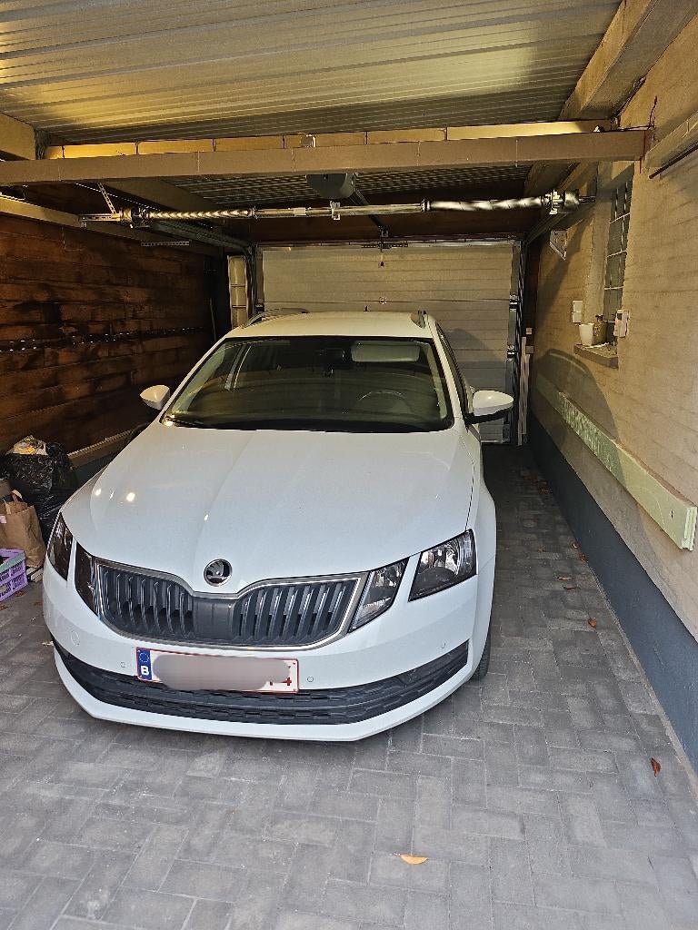 Skoda octavia combi, Autos, Skoda, Particulier, Octavia, ABS, Essence, Euro 6, Break, 6 portes, Automatique, Blanc, Noir, Tissu