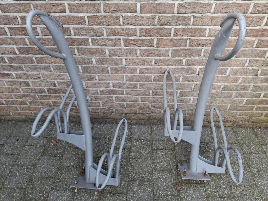 Twee fietsenrekken, Ophalen