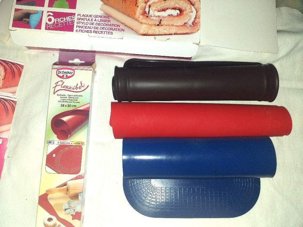 Lot  tapis a pâtisserie + accessoires décorations, Enlèvement ou Envoi