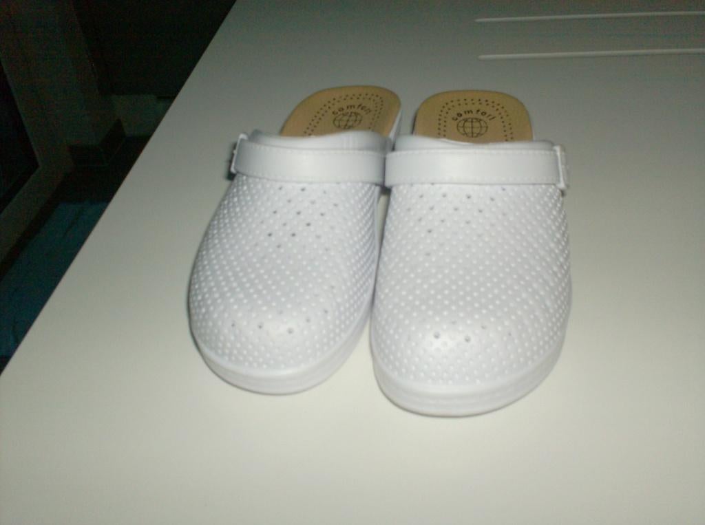 mooie slippers maat 39 nieuw, Neuf, Enlèvement ou Envoi, Blanc, Sandales de bain