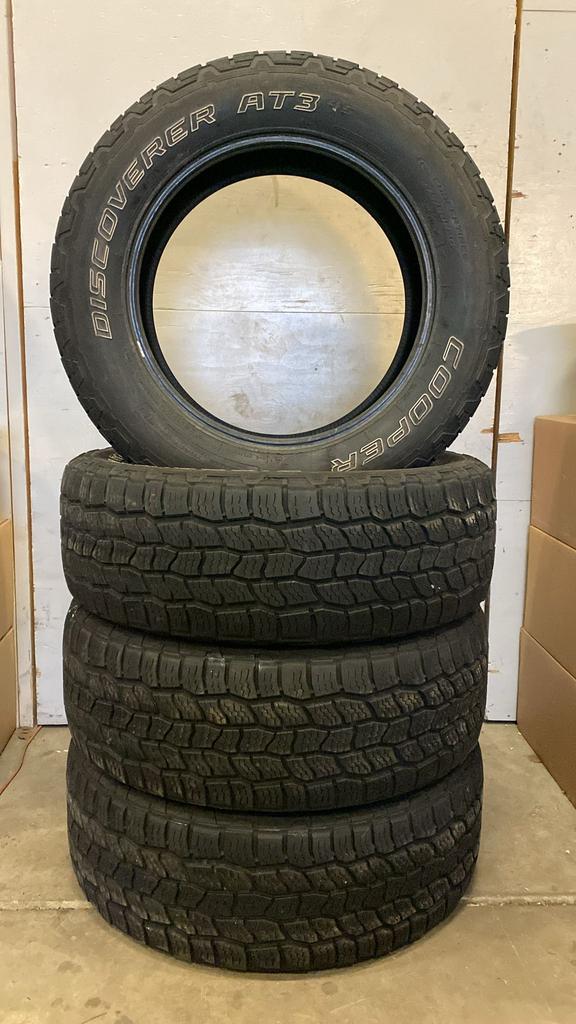 275-60-20 115T Cooper Discoverer AT3 - Set 30.34, Autos : Pièces & Accessoires, Pneus & Jantes, Pneus été, -, Pneu(s), Utilisé