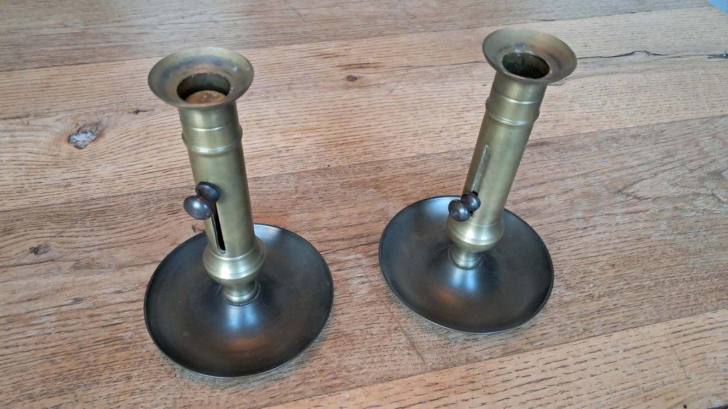 Paire de bougeoirs anciens à poussoir en laiton patiné, Enlèvement, Argent