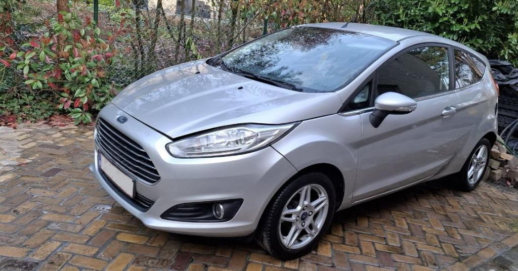Ford Fiesta 1.5 TDCi Ambiente, met ongevalschade, Auto's, Voorwielaandrijving, Euro 5, 4 cilinders, Grijs