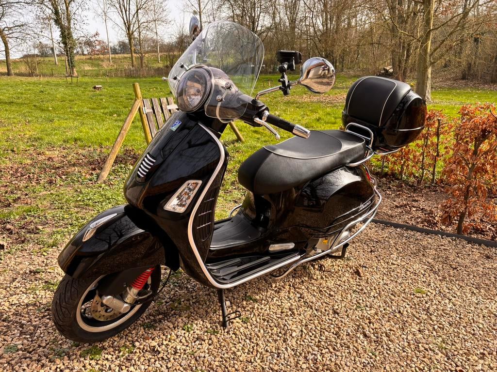 Vespa GTS 300 Super – 2690 km – nieuwstaat – accessoires, Fietsen en Brommers, Ophalen, Zo goed als nieuw, Benzine