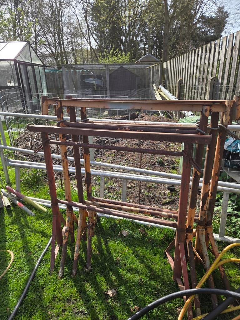 Bouwmaterialen 4 schragen en 2 stellingsvloeren etc..., Ophalen