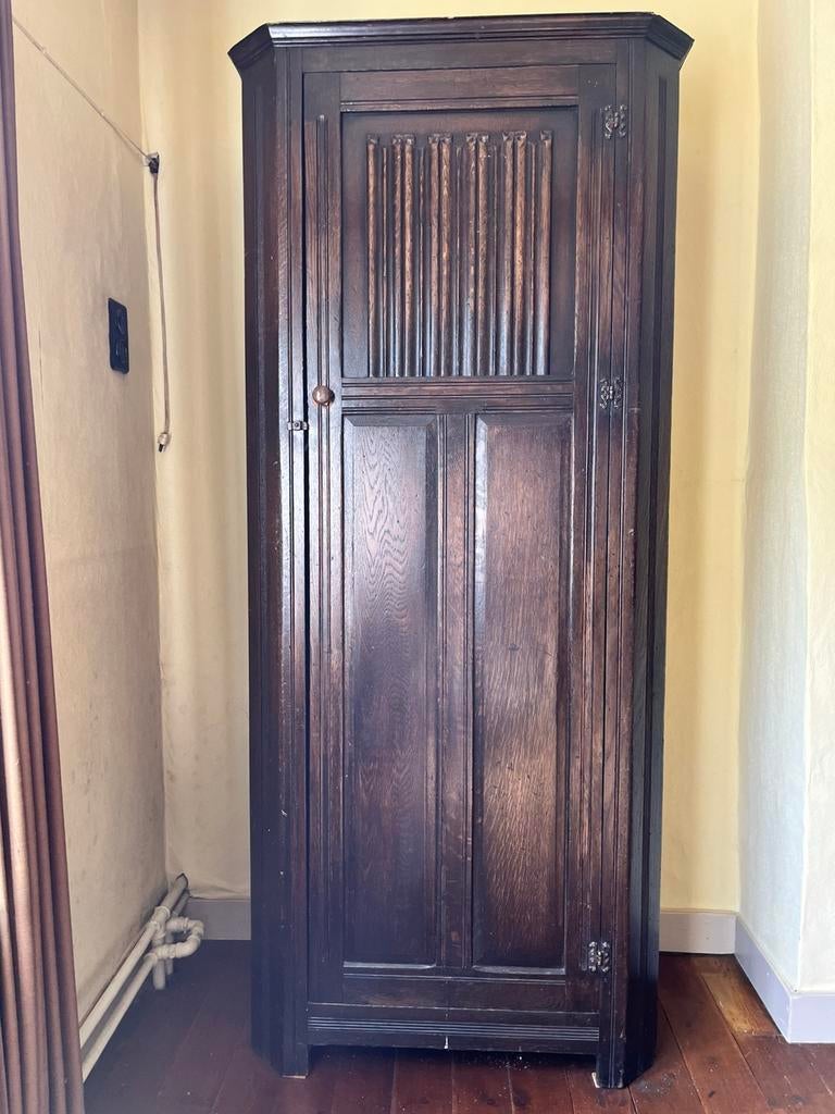 Donkerbruine plankenkast, Ophalen