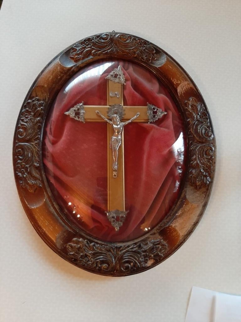 KRUISBEELD ONDER BOLGLAS OVAAL, Antiek en Kunst, Antiek | Religieuze voorwerpen, Ophalen