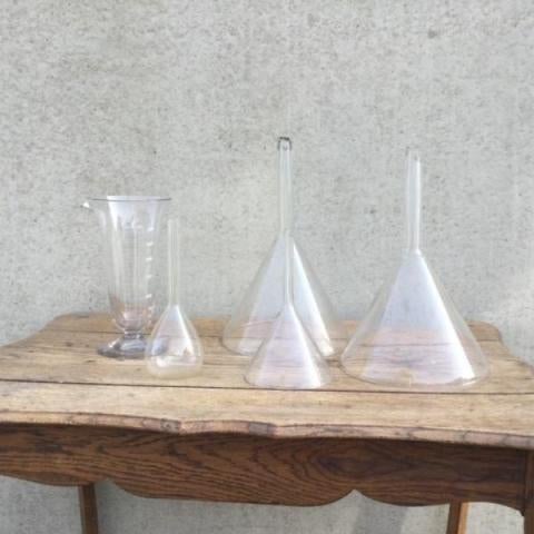 Vintage trechters en maatbeker uit labo/apotheek, Ophalen