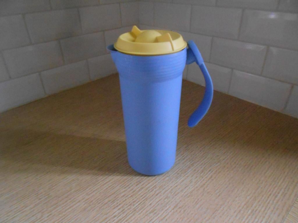 Tupperware pichet hermétique 1.1L (mobilhome - kot) vv, Maison & Meubles, Cuisine| Tupperware, Enlèvement ou Envoi