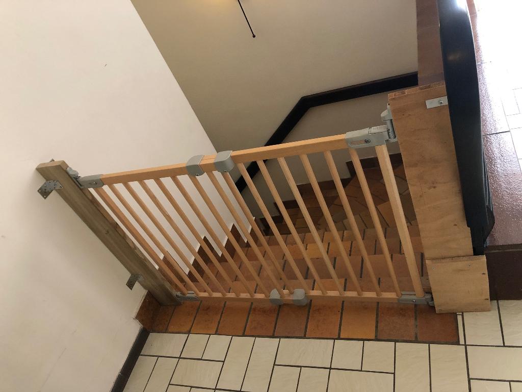 Barrière en bois (sécurité enfant) pour escalier, Kinderen en Baby's, Traphekjes, Gebruikt, Klemhekje, Hout, Ophalen