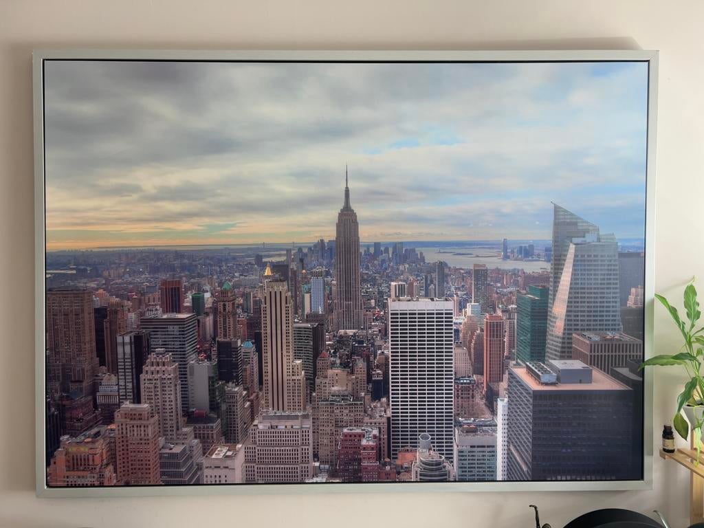 Un tableau représentant New York. Ikea, Enlèvement