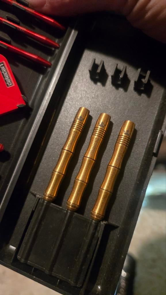 Golden mervyn king darts, Ophalen