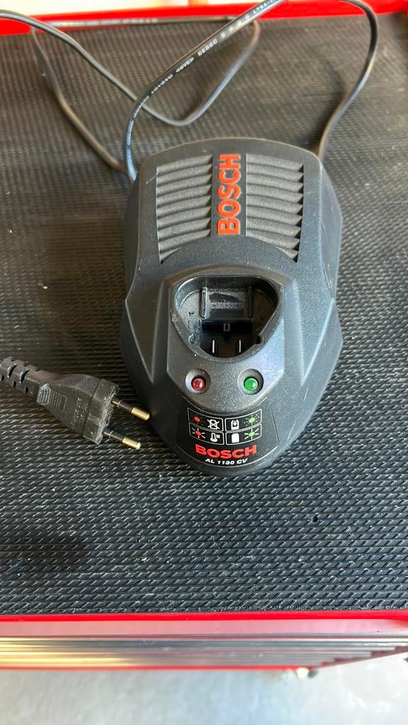 Bosch lader en 2 batterijen 10,6V, Enlèvement, Utilisé, Foreuse et Perceuse