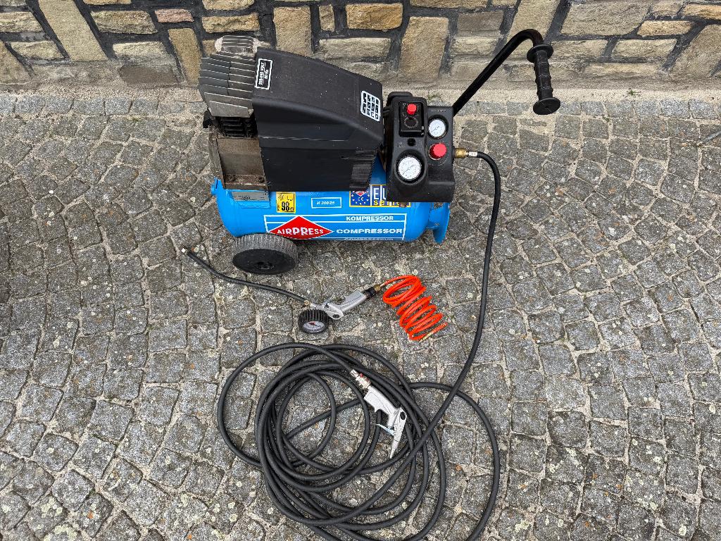 Compressor + lange darm + pistool + bandendrukpistool, Moins de 25 litres, Comme neuf, Enlèvement, 6 à 10 bars