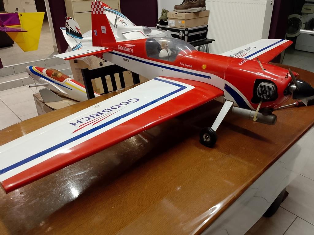 300 extra, Hobby en Vrije tijd, Modelbouw | Radiografisch | Vliegtuigen, Ophalen