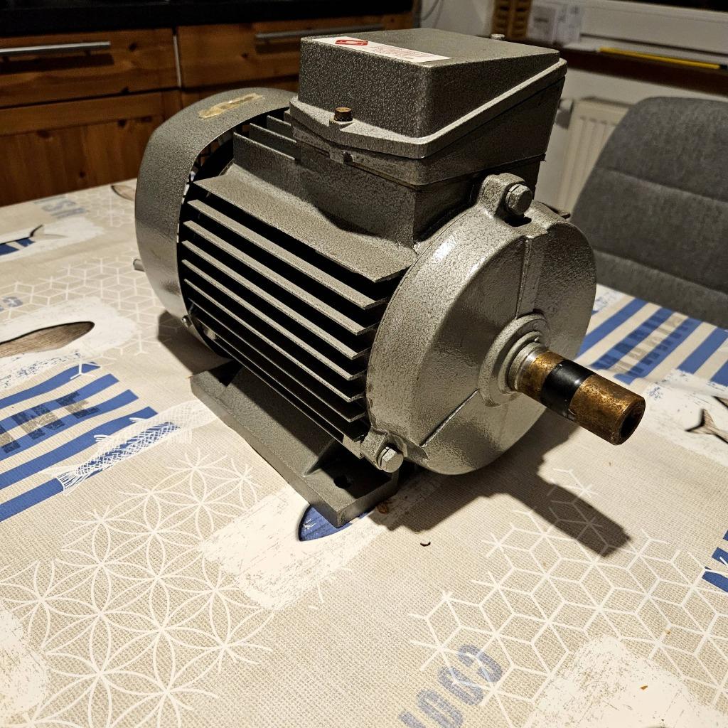 Moteur triphasé 2,2kw, Bricolage & Construction, Enlèvement ou Envoi, Utilisé, Moteur électrique
