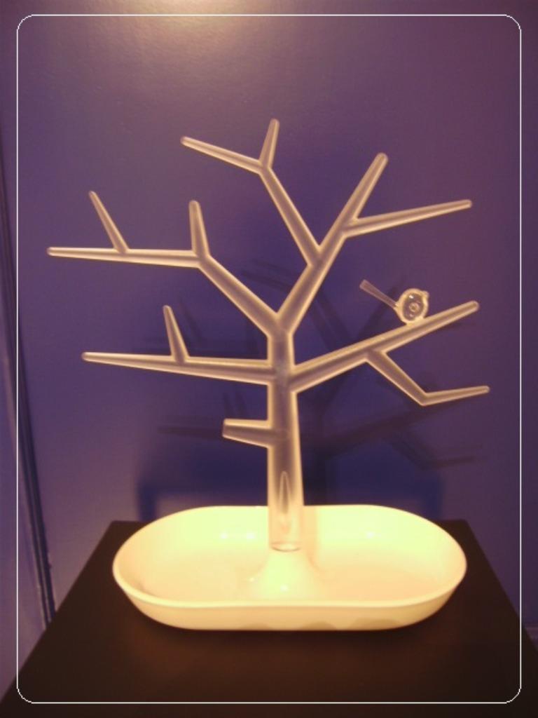 DESIGN : "Ringboom" door >>> MICHAEL NEUBAUER - KOZIOL <<<, Handtassen en Accessoires, Ringen, Ophalen, Kunststof, Wit, Nieuw