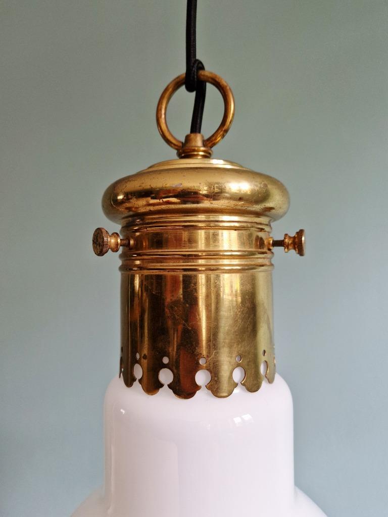 Grande suspension bulbeuse en opaline blanche et laiton, Enlèvement ou Envoi