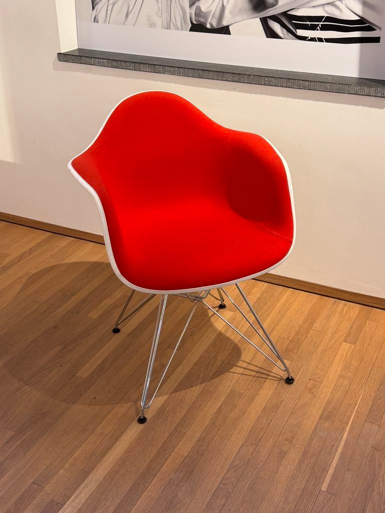 Vitra Eames Plastic Armchair – gestoffeerd, Ophalen, Stof, Wit, Zo goed als nieuw