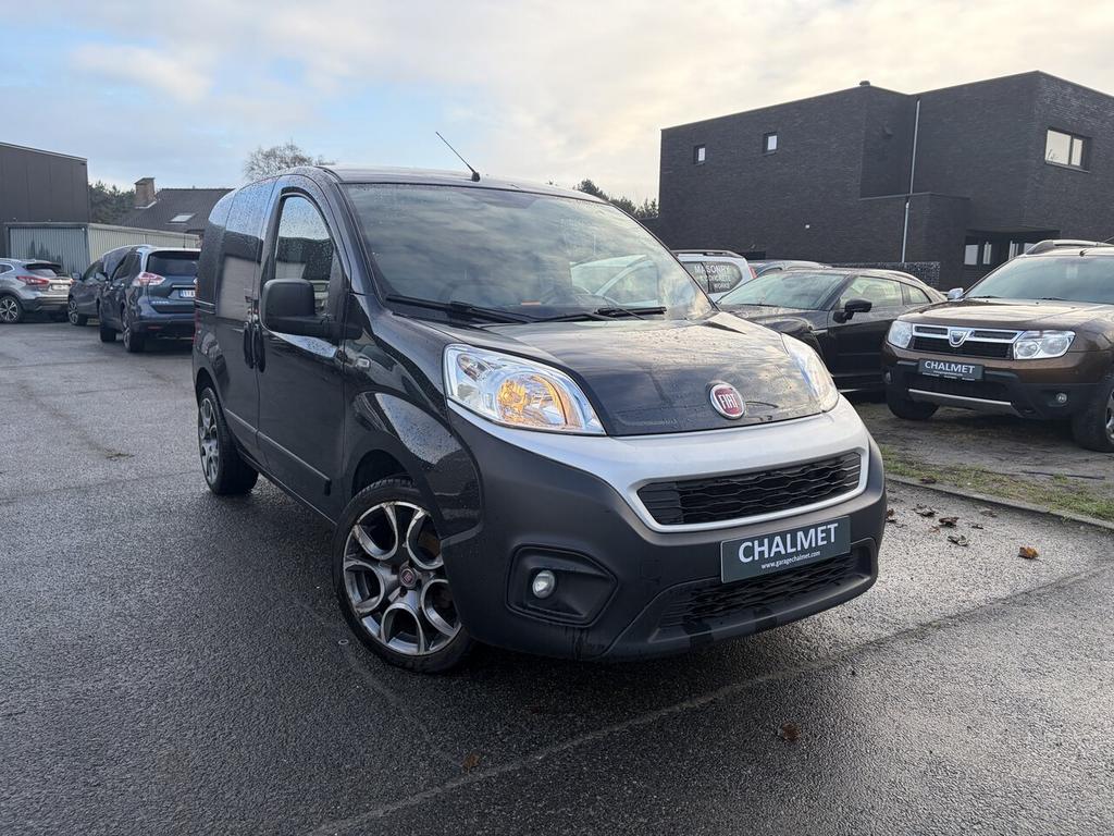 Fiat Fiorino 1.4B LOUNGE / NAVI / LICHTE VRACHT, Auto's, Bestelwagens en Lichte vracht, 4 deurs, 161 g/km, 0 kg, Zwart