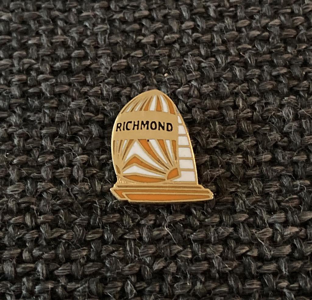PIN - RICHMOND - ZEILBOOT - VOILIER, Collections, Envoi, Utilisé, Autres sujets/thèmes, Insigne ou Pin's
