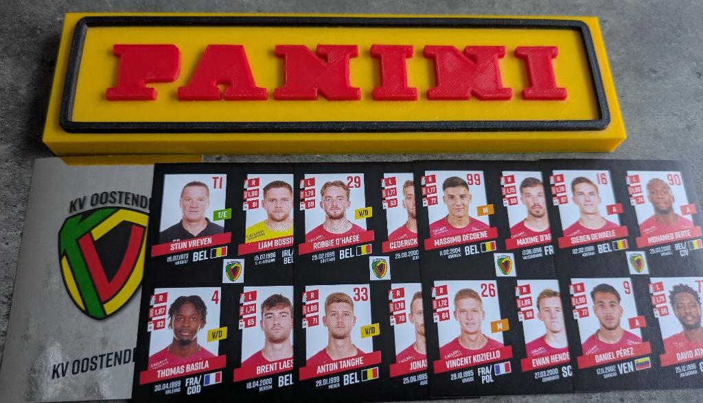 Panini FOOTBALL 2023/24 5 STICKERS KV OOSTENDE 16 SPELERS, Ophalen of Verzenden, Nieuw