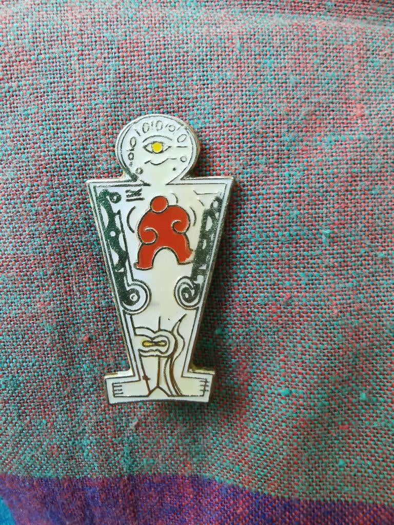 Pin Kunstige menselijke figuur met rode man vintage, Verzamelen, Ophalen of Verzenden, Nieuw, Figuurtje, Speldje of Pin
