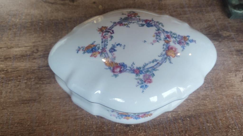 Grande bonbonnière Limoges. Copie d' un décor 18eme Louvres, Antiquités & Art, Antiquités | Porcelaine, Enlèvement ou Envoi