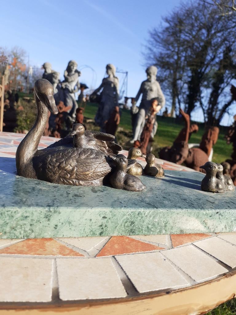 Bronze signé sur socle marbre(la cygne et ses cygneaux), Antiquités & Art, Enlèvement ou Envoi, Bronze