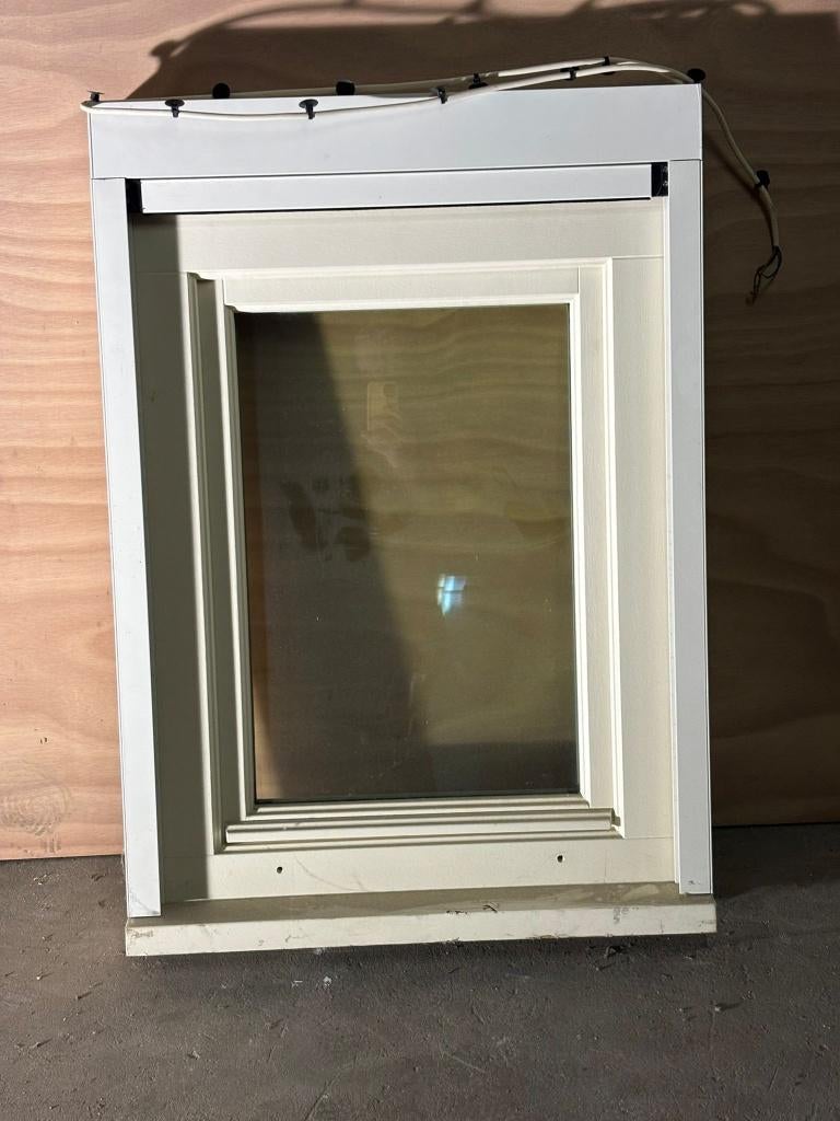 houten opendraaiend - en kantelraam met dorpel en screen, Doe-het-zelf en Bouw, Ophalen, Gevelraam of Ruit, Gebruikt, Minder dan 80 cm